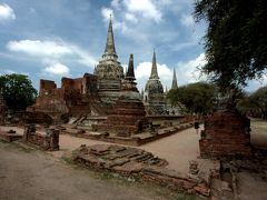 ３基並ぶ仏塔には王と王子らの遺骨が納められていたといわれている。

白く漆喰が残る仏塔は当時の姿そのままだそうです。
