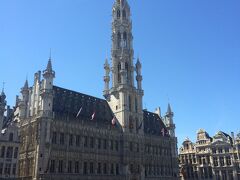 グランプラスに到着。  

細い路地を出ると目の前にグラン・プラスが広がっていました。