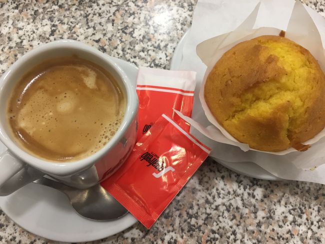 今日は現地ガイドさんが７：45ＡＭにホテルにピックアップに来てくれる予定なので、早起きして、７時オープンと同時にホテル近くのカフェに入ります！<br /><br />卵たっぷりマフィンとエスプレッソ<br /><br />これで２ユーロ。