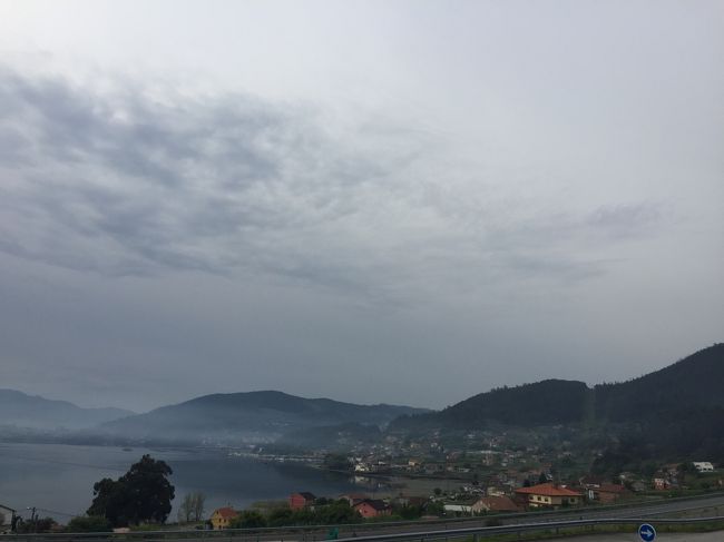 今日は雨のち曇りの予定。ずーっと晴れていたポルトガル滞在だけど、最終日は雨の予報。<br /><br />どうにか天気がもってくれることを祈りつつ<br /><br />憧れのサンティアゴ・デ・コンポステーラまで休憩を入れながら車で２時間半。