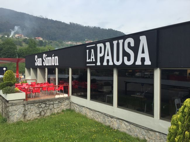 車の中ではポルトガル人の現地ガイドがサンティアゴの歴史やスペインとポルトガルの歴史を分かりやすい英語で教えてくれます。<br /><br />歴史の話を英語で聞くのでわかるところもあり・・分からないところもあり・・・<br />でも話を聞いてからいくとより観光が楽しみになります。<br /><br />サンティアゴ・デ・コンポステーラは、1993年に「サンティアゴ・デ・コンポステーラの巡礼路」としてユネスコの世界遺産に登録されて和歌山の紀伊山地の霊場と参詣道と並び、世界でも珍しい道の世界遺産なんです。<br /><br />和歌山県とガリシア州はお互い道の世界遺産として登録されたもの同士、永続的な友好関係を確立するために、正式に両古道の姉妹道提携を1998年に締結しているんだって。和歌山とガリシア州。すごい結びつき。<br /><br />サンティアゴ・デ・コンポステーラには、聖ヤコブ（スペイン語でサンティアゴ）の遺骸があるとされ、ローマ、エルサレムと並んでキリスト教の三大巡礼地の一つとなっています。サンティアゴってスペイン語で聖ヤコブって意味だったのか！と初めて知る。気が付かなかった・・・。<br /><br />1000年以上の歴史を持つ聖地への道は、今も年間およそ10万人が歩いている言われています。<br /><br />楽しみだなあ。<br /><br /><br /><br />、<br />