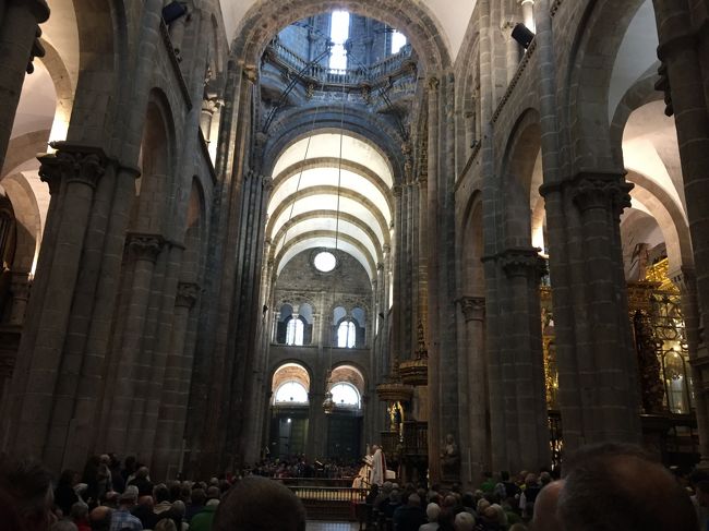 天井がとても高い。<br /><br />ちょうど１１時からのミサをやっているところでした。<br /><br />神父様のお話しを大勢、ここ以外に左側にも奥側にも参列者がいます！！