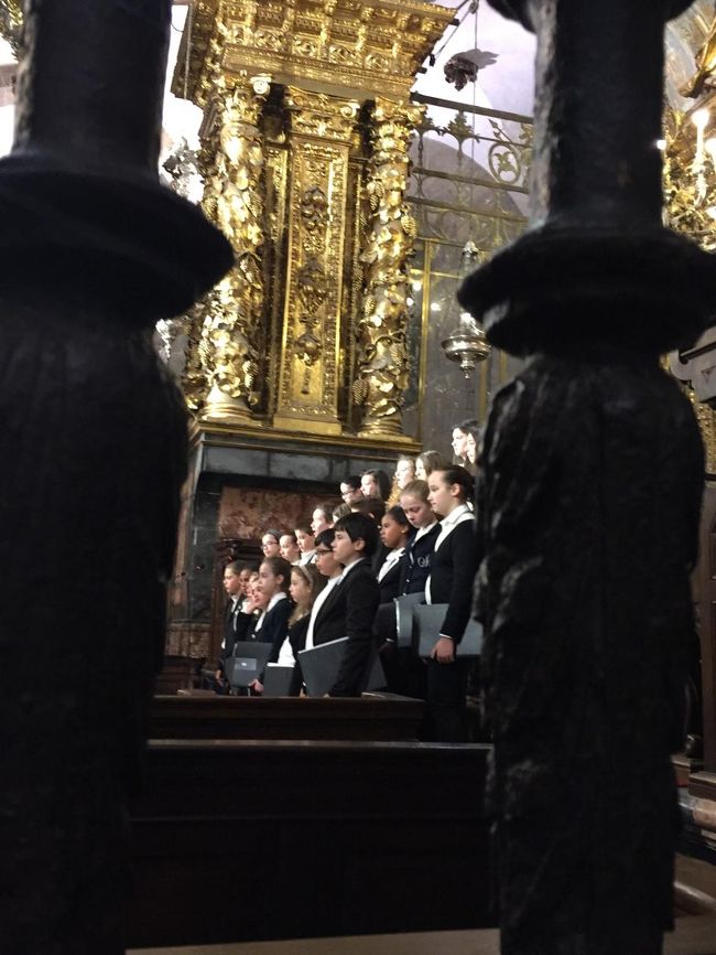 煌びやかで豪華な場所です。<br /><br />子供の聖歌隊も歌っています。今までに感じたことがない荘厳な雰囲気。<br /><br />