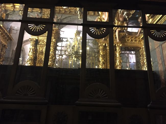 豪華な作り、平日なのにこの集まりよう、ヨーロッパに来ると、教会をたくさん見ますが、キリスト教って本当に物凄い影響力があるんだなと改めて感じます。