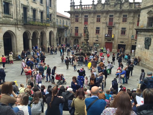 外に出てみると何やら人が集まっています。<br /><br />一体何だろう。