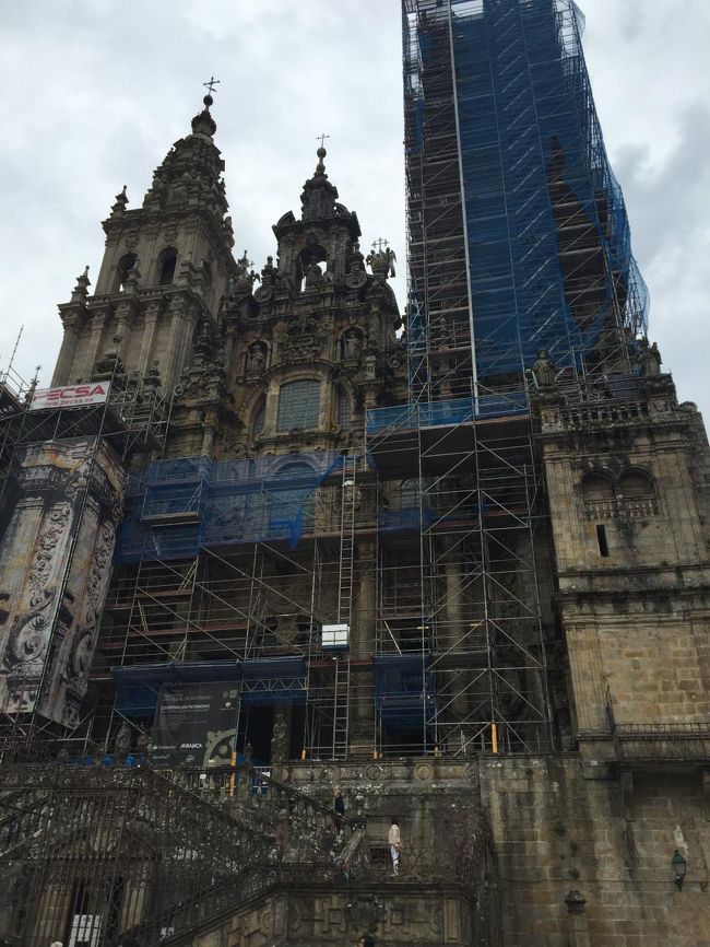 残念ながら、大聖堂は現在一部修復中。<br /><br />綺麗な写真を撮りたかったけど。<br /><br />でも迫力と大きさに圧倒されます！