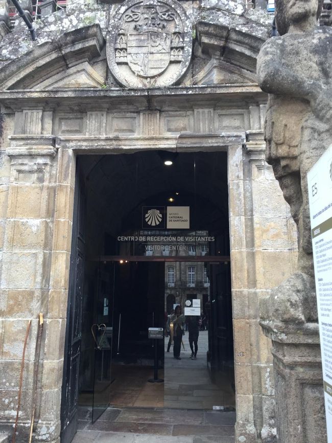 中は博物館。<br /><br />博物館は重要な考古学遺品、彫刻、絵画、陶器、家具などを所蔵してあるそうです。<br />また、図書館もあり、ものすごい価値をもつ本や書籍が保存されているとか。<br /><br />『カリクストゥス写本』や『聖ヤコブの書』、『コンポステーラ史』など。<br /><br />全然分からないので・・・中は見なかったけど。