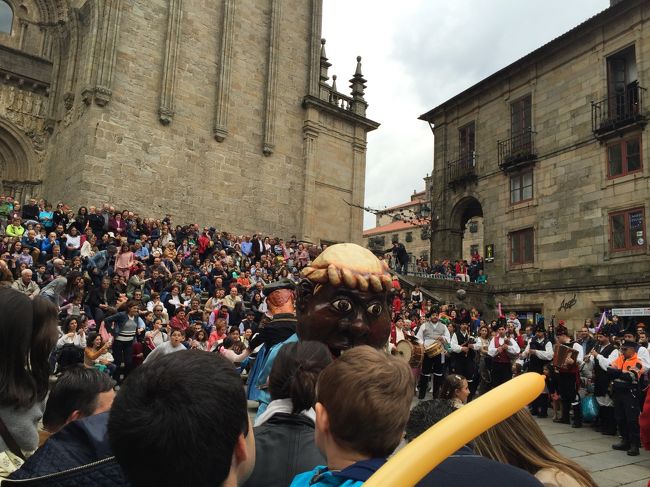 なんか大きな民族衣装着た人形が出てきた！<br /><br />音楽に合わせて踊っています。<br /><br />みんなこれを待っていたのねー<br /><br />凄い人、大きな歓声と手拍子！子供も大人もノリノリです。<br /><br />可愛くないのについ惹かれてみてしまった！陽気な雰囲気と楽しい音楽で楽しい！<br />