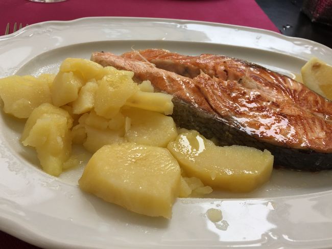 このサーモン凄く大きい！<br /><br />サーモン大好きな私はとっても嬉しい！そして今まで食べた中で一番に入るくらい美味しい！！油がのっていて、柔らかくふわふわのサーモン。<br /><br />ツアーランチでこんなに美味しくてびっくり！<br /><br />そしてポテトが毎度美味しい！ポルトガルで食べているポテト日本でも食べたい・・<br /><br />これに白ワインのボトル、デザートのプリンとコーヒー！とても満足です。<br /><br />