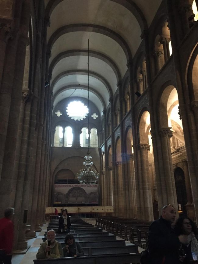 さっきはここに座りきれない人が大勢立っていました。<br /><br />こういう座席があと二つほどここの大聖堂にはあります。<br /><br />何人入れるんだろうか。