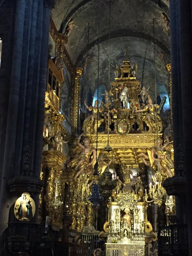 金ピカだなあ。こんな金使っているの見たことない。<br /><br />遠くからでも光り輝いて凄い存在感を放っています。