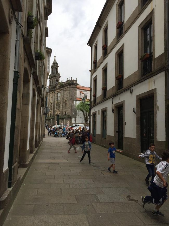 大聖堂の周囲にある旧市街を歩きます<br /><br />可愛い街で地図があればとても歩きやすいです。<br /><br />子供たちがサッカーしたり走り回ってます！<br /><br />