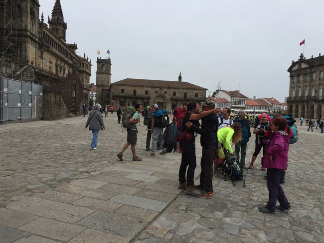 んんん。もしかしてこの人たち、サンティアゴの大聖堂で抱き合ってるので<br />巡礼路を歩いてゴールした人たちなのでは。<br /><br />凄いなー。<br /><br />旧市街を歩いている途中でもこういうリュクやステッキを持った人によく出会います。<br /><br />巡礼路歩いてきた人たちなんだなーとワクワクしていました。