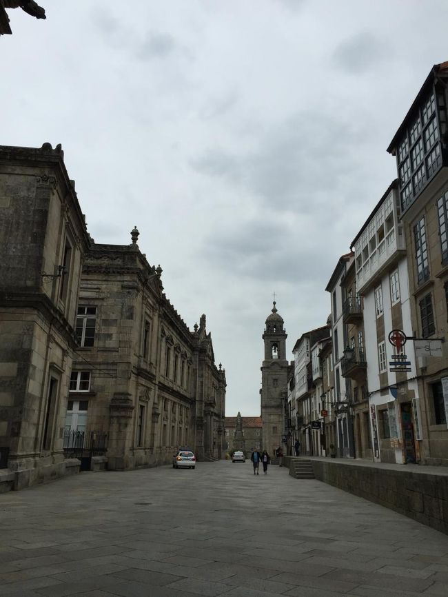 そろそろ時間なのでガイドさんが待つサンフランシスコ教会（写真奥）へ戻ります。