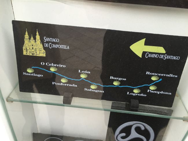 これは巡礼路を示した道順なのかな。<br /><br />貝殻マークがある。<br /><br />こうやって皆さんサンティアゴを目指すんですね！