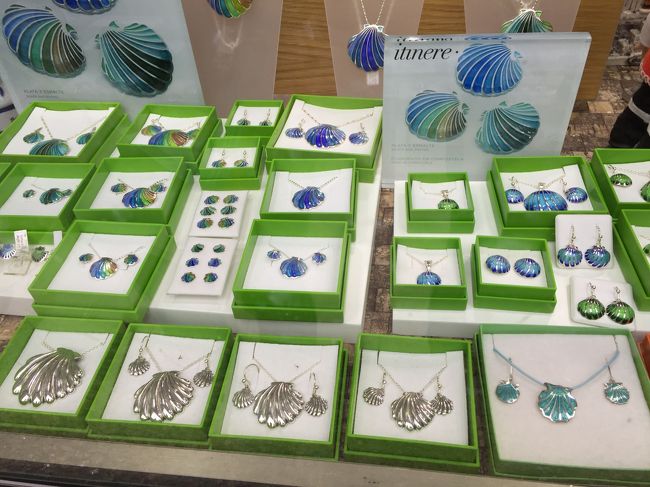 サンティアゴの記念お土産として、私と母は貝殻のアクセサリーを購入<br /><br />色がとってもきれいで可愛いのです！<br /><br />母は左にあるレインボー色の貝殻のネックレス、私はブルーの貝のピアスを！<br /><br />すべてハンドメイド手作りだそうです。<br /><br />
