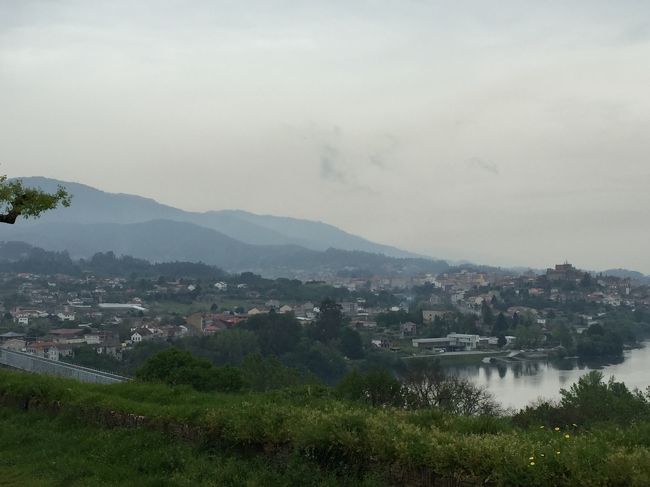 うーん、可愛い街並みでのどか。しずか。<br />天気が綺麗だったら、さぞ素敵な湖上の村って感じなのかな。