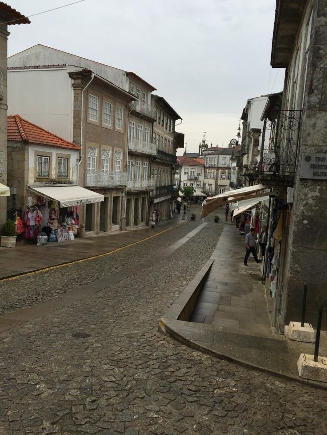 スペインの国境に近いポルトガルの場所なので、スペイン人の観光客が多いところだそうです。<br /><br />こういう小さい村を巡ったりゆっくり滞在するのもいいですね。<br /><br />ガイドさんも話していましたが、ポルトガルはリスボンやポルトだけでなく、スペインとの国境や小さな村など素敵な場所で知られていない所が本当に沢山あって、<br />みんなそこを見ずに帰るから残念だよ、と言ってました。<br /><br />今回のガイドさんのようにとても知識があって、楽しい人に是非案内してもらってまたポルトガルを見たいなーっと感じます。<br /><br />ガイドさんてほんと旅が素敵になるかどうか印象を大きく左右しますね。