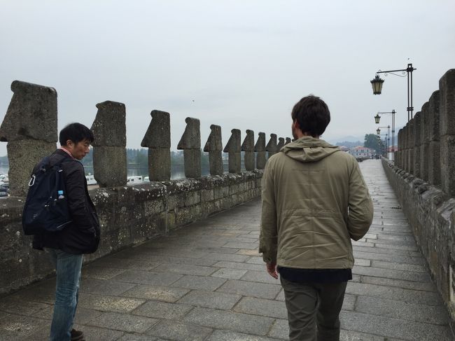 今回のガイドさんの後ろ姿。<br /><br />ティアゴさんです。ポルトガル、ポルト在住。<br /><br />かっこよくて優しいガイドさん。<br /><br />私たちが興味ある事、質問になんでも答えてくれます！<br /><br />この橋はスペインからの攻撃を守るために作られたって教えてくれました。