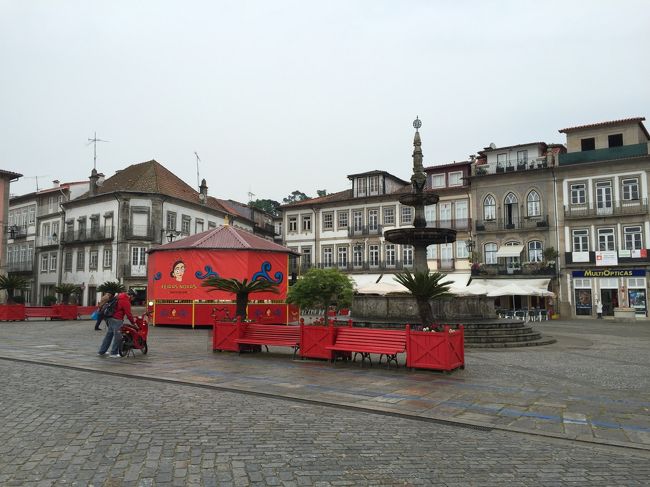 リスボンに戻る電車の時刻も気にしなきゃいけないのでそろそろ帰ります。<br /><br />この後ポルトに戻るのですが、１８時４７分の電車なので時間間に合いそうだなと思っていたら、ポルトの町の中心地は物凄い渋滞・・・18：15には町の中心地に着いたのに。<br /><br />さすがに私もちょっと冷や冷や。<br /><br />それを察してか、ガイドさんが、大丈夫！僕を信じて！必ず間に合わせるから！と力強く行ってくれました。そして楽観的！<br /><br />さすがポルトガル人！そして陽気な？ファドを車内に大ボリュームで流してくれました。いやー、凄いなあ。陽気なファドは効果があって、多少心配が薄れました。<br />時間は気になるけど。<br /><br />ガイドさんが色々と裏道を抜けてどうにかこうにかぎりぎり？カンパニヤン駅に１８時４１分に到着。<br /><br />ガイドさんが私たちが乗る電車とホームをチェックしてくれている間、とにかく切符を買いに走る。ラッキーなことに人はそんなに並んでない。<br /><br />いやーでもほんとに慌てた。間に合わないかと思った。<br /><br />ホームに着いたのが18：45<br /><br />ぎりぎり？と思ったらなぜか電車遅れているのかホームにはまだ来てなかった。<br />ちょっと拍子抜けしたけど、時間に余裕がありそうなのでコーラを買う。<br /><br />今回はＡＰ（高速列車）なので2時間半でリスボンに着く。<br />WIFIもあり。快適。<br /><br /><br /><br />