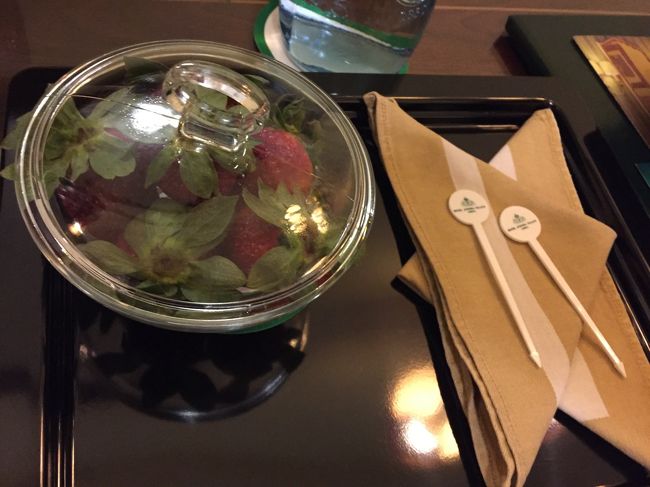 ウエルカムフルーツのイチゴだ！<br /><br />これから夕飯だけど、お腹すいてるのでイチゴ頂きました。<br /><br />大きくて甘くておいしい！<br /><br />毎日こういうウエルカムフルーツやチョコを置いてくださって心遣いがとても素敵だと思いました。