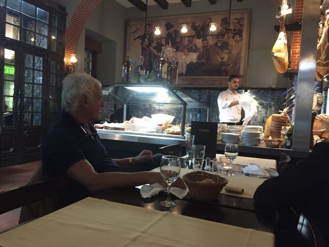 この後隣のテーブルのオーストラリアから来ているおじさんに話しかけられる。<br /><br />「日本人かい？」「はい、そうです」<br />「僕はオーストラリアから来てるけど、お寿司を週に２−３回は食べるほど大好きなんだよ。六本木のお気に入りのすし屋、知ってる？名前は・・・」<br /><br />とにかくお寿司大好きな男性。向かいの奥様早く帰りたそうなのに、この後生ハム（大量に！）とビールを頼んでた。面白い人