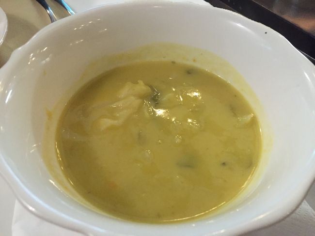 まず、スープ。<br /><br />濃厚な野菜とポテトのクリームスープ。<br /><br />アツアツで絶品！！