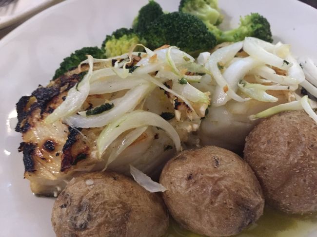 メインは、ポルトガルの国民食のタラをソテーしたもの。<br /><br />塩とオリーブオイルの味なのに美味しい。<br /><br />そしてとても大きい。ふわっふわで柔らかい。これもアツアツ。<br /><br />あーー本当に美味しい。最後の最後まで美味しい食事を頂きました。<br /><br />ポルトガルのお料理いいなあ。ほんと、大好きになった！