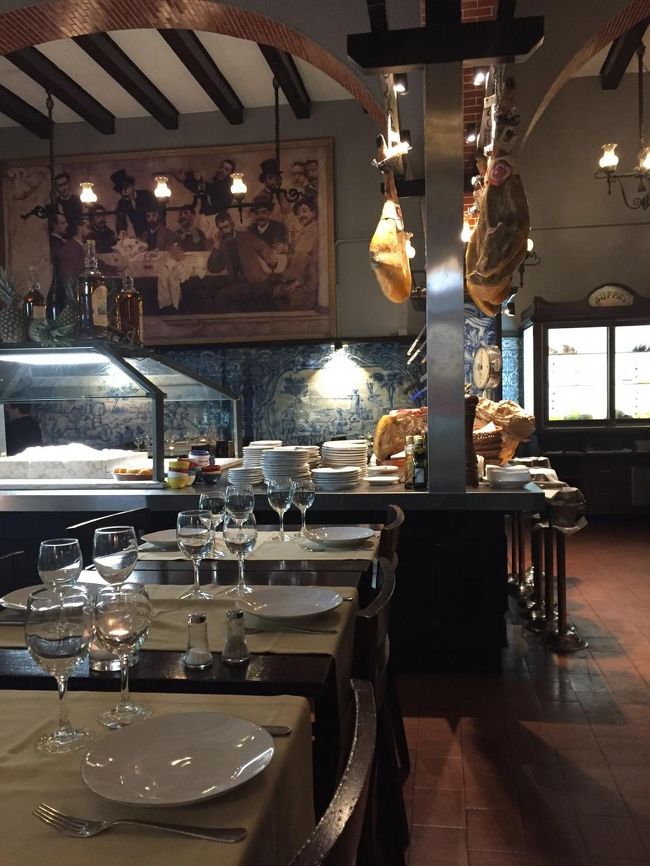 リスボンも雨が降っていたので、ホテルから徒歩１分もかからない、ロシオ駅となりのレストランへ。<br /><br />何気なく入ったのに、とてもいい雰囲気<br /><br />写真奥の男性は生ハムなどを切り落としています。<br /><br />他にも水槽が沢山あり、イカやロブスター、新鮮な魚介がたくさんあるレストランのようです。<br /><br />最後のポルトガルでの夕食、食べたいものを食べようっと張り切る。<br />そしてお腹すいてる。