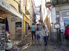 続いてシントラへ。
１１時過ぎに到着したが、観光客で大渋滞。
