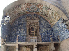 美しい城門、ポルタ・ダ・ヴィラ。