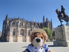 続いてバターリャへ。
勝利のサンタ・マリア修道院はパウロさんにとってもお勧めの場所との事で、入場する前に見所を説明してくれた。