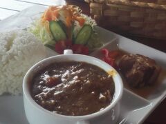 水面休息中にホテルのカフェでランチ
ココナツチキンカレー