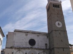 聖母被昇天大聖堂。この広場は、この聖堂のようなぱっと見とてもヴェネツィアっぽい建物で囲まれています。
ご本家よりはだいぶ簡素です。ラスベガスやマカオのアレと比べても簡素。