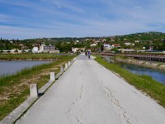 セチョヴリエ塩田。ぱっと見広大な水田のよう。突き当たりにある博物館までは歩くと20分はかかりそうです。私たちのツアーは結構なスピードのカートで楽々移動。