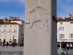 マリーナに面したタルティーニエフ広場の入り口にある木の柱の土台に有翼の獅子。
ここもヴェネツィア共和国の一部でした。