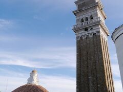 ヴェネツィアのサン・マルコの鐘楼に似た、聖ユーリの鐘楼。