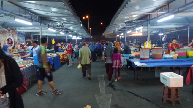 港からホテルへの送迎を頼み、車内でナイトマーケットに行きたいか？？って言われたので、もちろん答えはYES！<br />で、つれてきてもらったナイトマーケット。<br />思ったより沢山の日本人に会ったなぁ…