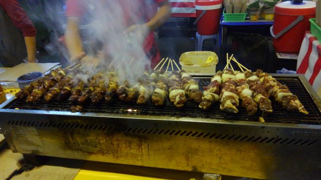 今回の旅でのナンバーワンメニューは、マトンの串焼き！一本３ドルでした。（シンガポールドルとブルネイドルは等価ですので、シンガポールドルでも支払うことができました）<br />肉はジューシー、たれも美味しい！マトンの臭味もなく、ちょうど良い感じです！