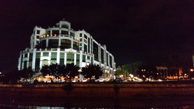 ホテルへ戻る車の集合場所は、市場を挟んだ反対側にあるショッピングモール！