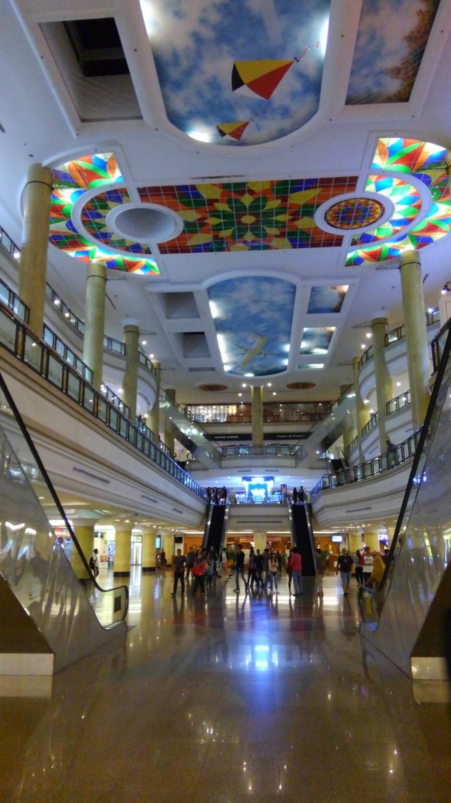 中はこのようにステンドになっていて、とてもきれいでした！<br />お店もそこそこ入ってて、時間つぶしもできました。<br />でも、名前がわからなかった〜