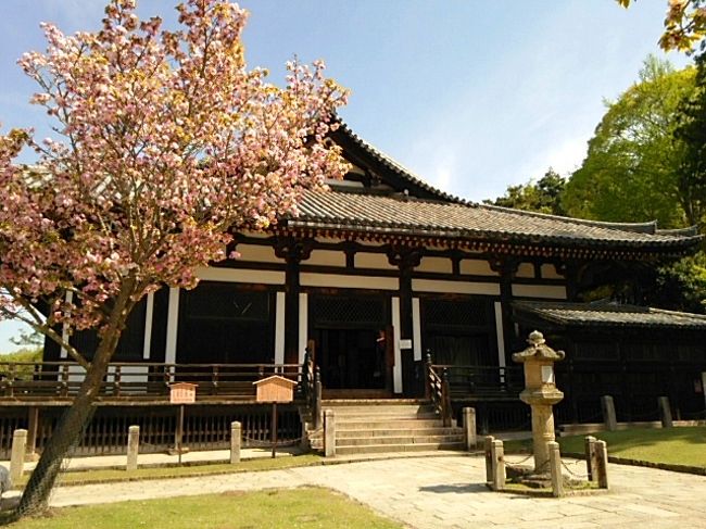 “法華堂(三月堂)”　実は東大寺建築の中で最古の建物(8世紀)