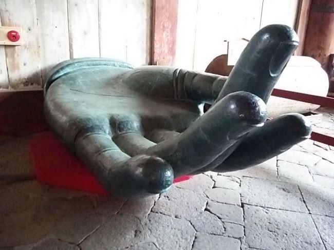 大仏の手だけの像、許されれば乗ってみたい。　無病息災の後利益があるという<br />柱の穴くぐりもしたかったが、幼稚園児が列を成してたから大人として我慢。