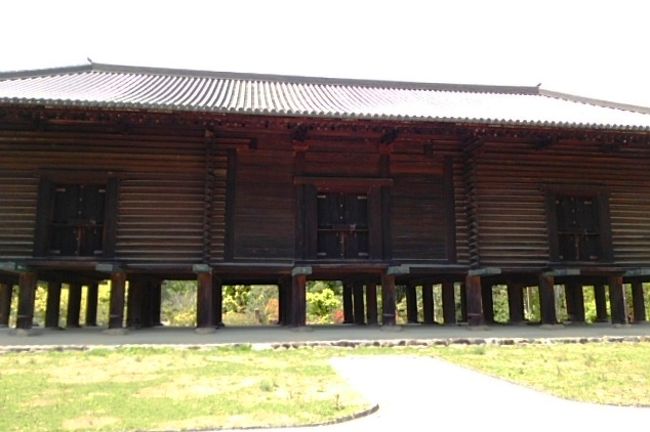 “正倉院　”官庁や大寺の重要物品を納めた倉。　<br />修学旅行時に写真を撮っけど何だこれ？と後で思ったが、今ついに何なのかが解ったよ。<br />ここでは高校生男子に写真を撮ってと言われ、正倉院全体を写し込んだが<br />後で他の人に自分らメインで撮り直ししてもらってた。<br />ここでもごめん、全部入った方がいいと思ったの…<br />