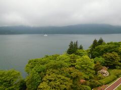 部屋からの眺め。4階なので芦ノ湖もバッチリ♪
しかし、生憎の曇り空。。。