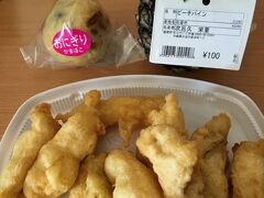 一旦ホテルに戻り、二度目の食事です。
ゆらてぃく市場で買ったおにぎりかまぼことピーチパイン、
マルハ鮮魚で買った天ぷらを食べます。