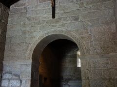 お城に行く前にアフォンソ１世が洗礼を受けた教会に立ち寄り。
とっても質素な教会です。
洗礼を受けた場所がしっかり残ってるのにこのアフォンソ１世何年に生まれたかはっきりわからないんだそうです。
この教会の前の石碑に書いてある生年月日とガイドさんが学校で習った生年月日、２年ほど差があるそうでいまだにどっちが正解かわからないとのこと。ま、だいだいそこいら辺ってことでしょうか。。。