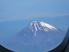 ＣＡさんのアナウンスで富士山見れました〜！
富士山が見えると良い事があるそうです！！
（本当にいいことずくめの沖縄旅でした！）
何も考えずに右側を予約したけどラッキー♪
事前予約では残念ながら窓際は満席。だったのに離陸して見たら空席が多い！

富士山どっち側に見えるかってＨＰに載ってるのを後で知った！
この便のCAさん沖縄好きなのか、アナウンスが沖縄愛に溢れてました。
優しいチーフなのかな。他のCAさんの雰囲気も良かったですよ。