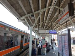名古屋から1時間15分ほどで松阪（まつさか）駅に到着です。