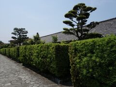 松阪城跡の隣には武家屋敷の御城番屋敷があります。瓦の屋根が継ぎ目なく連なる長屋です。現在も人が生活しているようです。